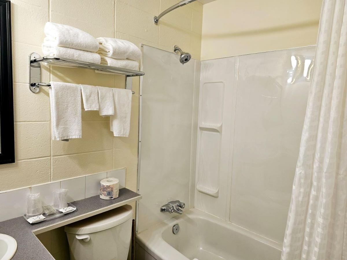 Canadian Motor Inn グランド・プレーリー エクステリア 写真