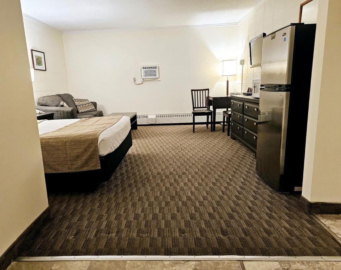 Canadian Motor Inn グランド・プレーリー エクステリア 写真